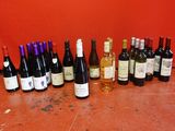 plusieurs bouteilles de vin alignées sur une table