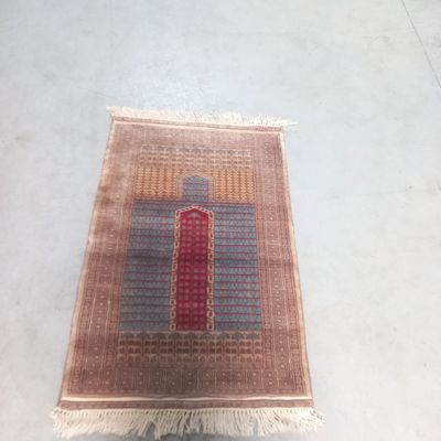 un tapis posé au sol sur lequel est représentée une porte rouge