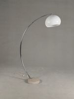 Lampadaire "Arc" en métal chromé reposant sur une base circu…