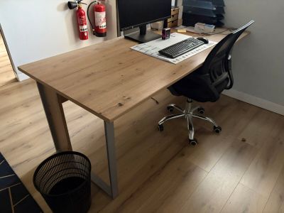 un bureau équipé d'un ordinateur et d'un moniteur