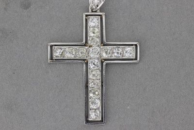 Croix en or sertie de diamants. P. 3,9g