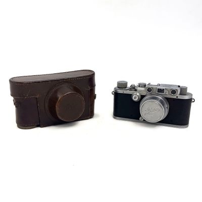deux petits appareils photo posés l'un à côté de l'autre sur une surface blanche