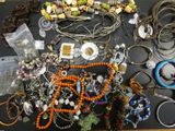 plusieurs types de bijoux sur une table