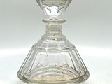 une bouteille en verre transparent munie d'un bouchon en verre