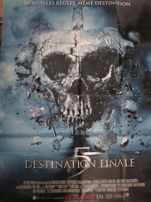 On voit l'affiche du film « Destination Finale ».