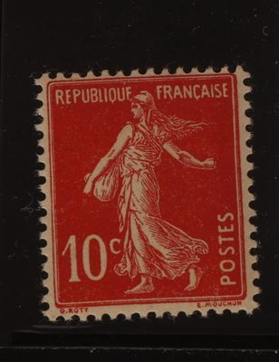 un timbre rouge et noir sur lequel figure une femme en robe