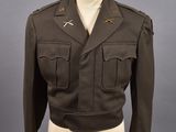 une veste d'uniforme militaire posée sur un mannequin, sur fond gris