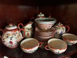 de nombreuses tasses et soucoupes posées sur une étagère dans un vaisselier