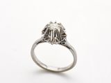 gros plan d'une bague en diamant sur une surface blanche