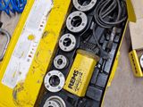 une boîte jaune contenant tout un tas d'outils