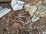 un tas de parpaings et un sac de briques posés par terre