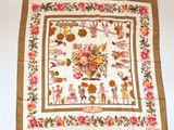 une écharpe marron et blanche avec un motif de fleurs