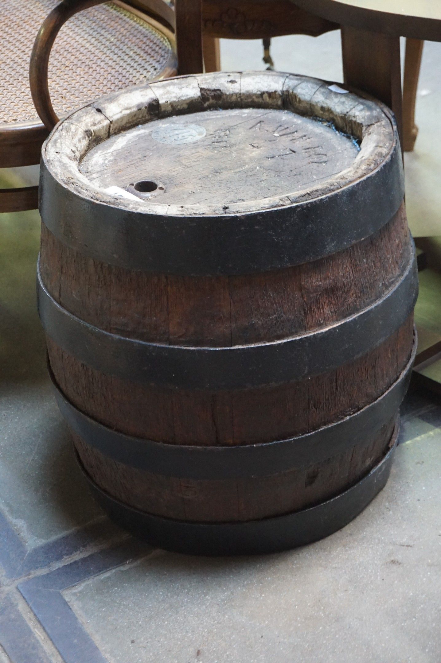 fût à bière ancien en bois et fer forgé - « A.