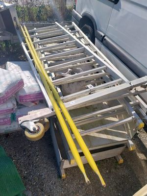 Elements d'échaffaudage roulant dont 2 plateaux, echelles et… - Photo 1