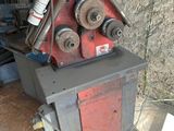 une machine posée sur le sol du garage