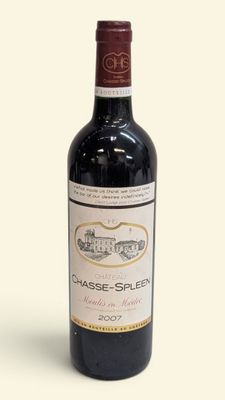 une bouteille de vin posée sur une table