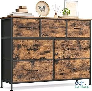 une image représentant une commode en bois avec des tiroirs et une horloge