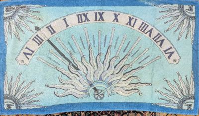 un tapis bleu et blanc sur lequel figure une horloge
