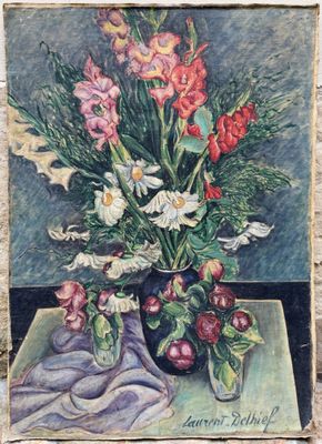 tableau représentant un vase de fleurs posé sur une table recouverte d'une nappe