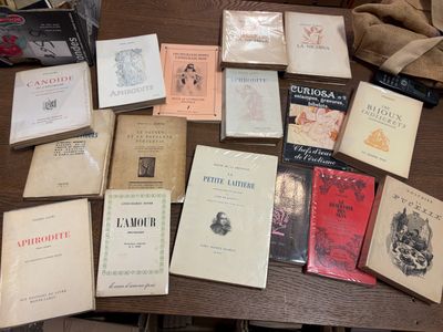 beaucoup de livres empilés les uns sur les autres sur une table