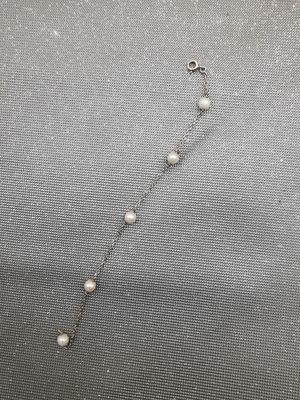 BRACELET en or 750/1000 (cassé) ponctué de 5 perles de cultu…