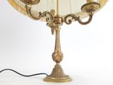 une lampe posée sur une table et munie d'un abat-jour