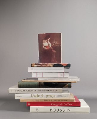 plusieurs livres empilés sur une table