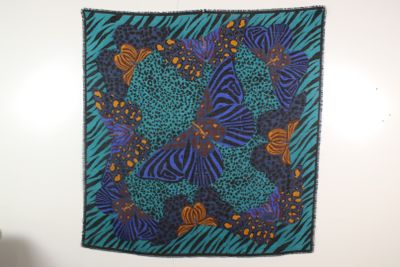 une image représentant une tenture murale ornée d'un motif de papillons bleus et orange
