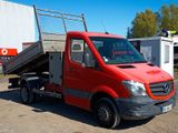 un camion rouge garé devant un immeuble