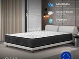 Le matelas se trouve au milieu de la pièce, avec le drapeau européen posé dessus.