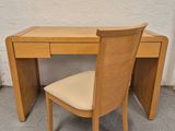 un petit bureau en bois avec une chaise à côté