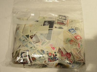 un sac rempli de timbres posé sur une table blanche