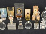beaucoup de flacons de parfum posés sur une table