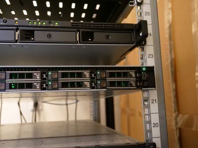 un rack contenant de nombreux types de serveurs différents
