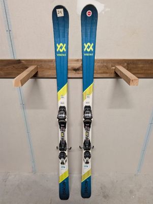 une paire de skis accrochée à un porte-skis dans un garage