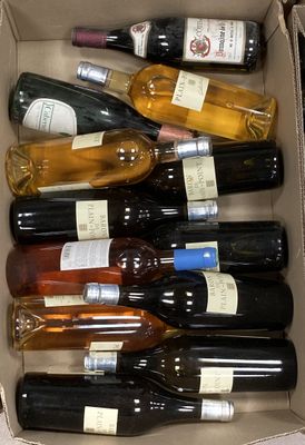 plusieurs bouteilles de vin dans une caisse sur la table