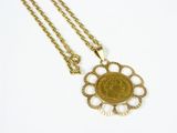 une image représentant un collier en or avec une pièce suspendue à une chaîne
