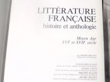 un livre posé sur une table