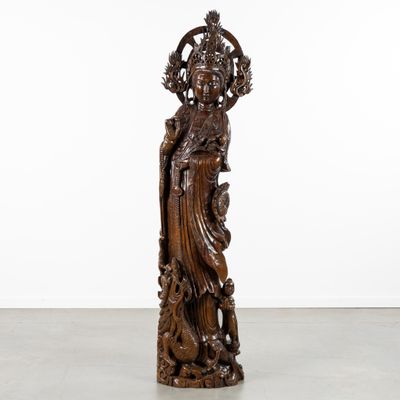 une statue en bois représentant une femme coiffée d'une couronne