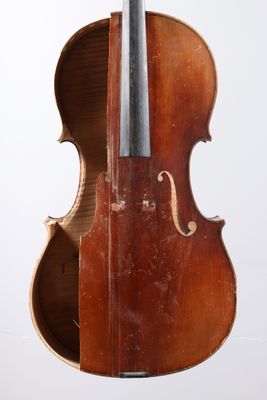 un gros plan d'un violon posé sur un pupitre, sur fond blanc