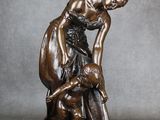 statue en bronze représentant une femme agenouillée, un enfant sur les genoux