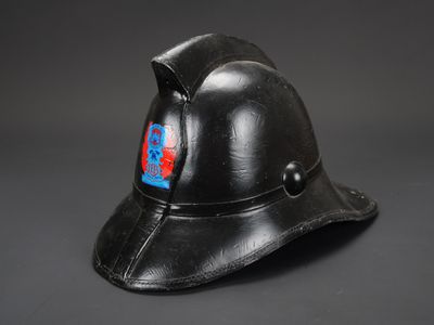 casque noir orné d'autocollants rouges et bleus sur fond noir