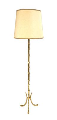 lampe de table en laiton avec un abat-jour blanc sur fond blanc
