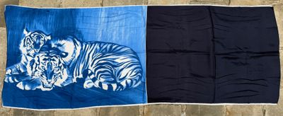 deux serviettes bleues et noires ornées d'une image représentant deux tigres