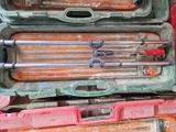 de nombreux outils rangés dans une mallette posée sur une table