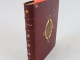 un livre à la couverture rouge posé sur une surface blanche