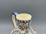 un vase bleu et blanc orné d'un motif floral