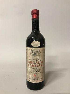 une bouteille de vin posée sur une table