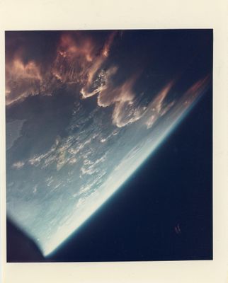 une image d'une photo Polaroïd de la Terre prise depuis la Station spatiale internationale