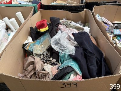 une boîte en carton remplie de vêtements et d'autres objets